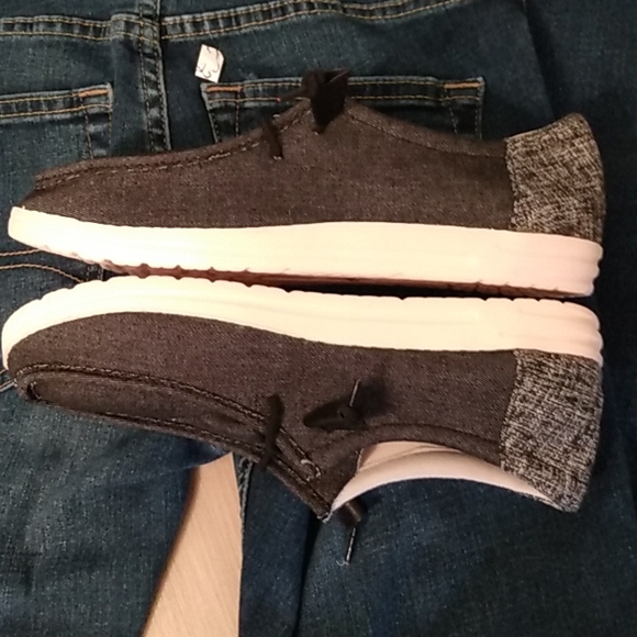 Canvas Shoes - Picture 6 of 10